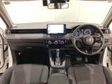 車内は光触媒抗菌消臭施工済です。スタイリッシュなデザインでスポーティなインパネ周りを演出します。グローブボックスやカップホルダーのほかにトレーなどたくさんの収納スペースが付いています。