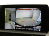 パノラミックビューモニター付きです。車両を上から見たような映像を画面に表示。運転席からの目視だけでは見にくい、車両周辺の状況をリアルタイムでしっかり確認できます。