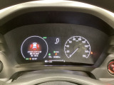 ハイブリット車専用のメーターです。右側の大型スピードメーターに加え、ステアリングスイッチを使って左のマルチインフォメーション・ディスプレイで燃費や動力伝達などの情報が見れるようになっています。
