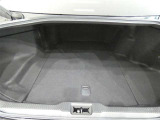 開口部の広いラッゲージスペース。スーツケースや旅行カバン、ゴルフバックなどの荷物も楽々積み込めます。