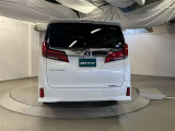 バックカメラが付いているので後方確認が非常にしやすいです。今や運転初心者も熟練者も必須装備!ついていて損はないですね♪