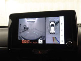 後方だけでなく全周囲を確認できるパノラミックビューモニターが付いているので、車庫入れが苦手という方も安心です♪