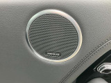 【MERIDIANサラウンドサウンドシステム 】低音から高音までをクリアに再現し車内に臨場感溢れる音響空間を提供致します。