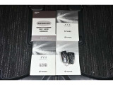 保証書・記録簿・取扱説明書と揃っていいます。キーの電池は新品にお取替えしてから納車させて頂きます。