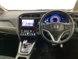 車内は光触媒抗菌消臭施工済です。スタイリッシュなデザインでスポーティなインパネ周りを演出します。グローブボックスやカップホルダーのほかにトレーなどたくさんの収納スペースが付いています。