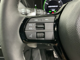 ステアリングにオーディオ操作スイッチが付いています。オーディオ画面に直接タッチしなくても操作が出来ますので、運転に集中できます。