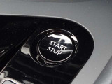 【プッシュスタート】キーが車内にあれば、エンジンの始動・停止はブレーキを踏んでスイッチを押すだけ!キーを取り出す手間を省き、ワンプッシュで操作するので簡単でスムーズ!