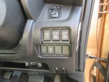 エマージェンシーブレーキシステムの一部機能を操作するスイッチやパワースライドドアのスイッチも運転席側インパネのこの位置に集約されています