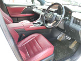 赤カワシートです。シートヒーターとシートエアー付きで冬も夏も快適に運転して頂けます!