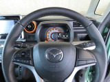【ステアリングスイッチ】ステアリングスイッチは運転姿勢や視線を崩さずに操作が可能です。左側にはオーディオ類があります。