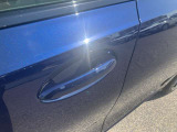 【デザインとの融合】BMWデザイナーが創り出したボディデザインを損なう事のない様に配置とデザインに拘っています。ドアノブについてもBMWの拘りに妥協はありません。