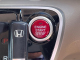 【Hondaスマートキー】カバンやポケットに入れたままでもドアの施錠・解錠が可能なスマートキーを装備。エンジンのオン・オフ時もカギを取り出す必要が無いからとっても便利です♪