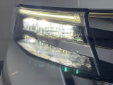 【LEDヘッドライト】悪天候や夜間走行時も良好な視界を確保し安心して運転できる高輝度LEDヘッドライトを装備!点灯速度が早く、消費電力も抑えられています。
