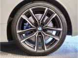 BMWの純正アロイホイールは軽量かつ強度にも優れているホイールで走行性能を引き上げる設計になっております。足元にもBMWは妥協がなくこだわっている個所になります。