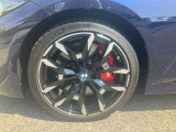 【BMWアロイホイル】軽量かつ強度に拘ったアロイホイル。走行性能ポテンシャルを引き出す設計。車の足元を引き締めてくれる大きなポイントはアロイホイルです。