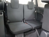 <3列目>サードシートは、簡単に折りたためるワンタッチスペースアップシートです。車内に乗り込まずにラクに行えます。また、サードシート中央席ヘッドレストを取り外した際の収納スペースもあります!!