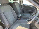 長時間運転でも疲れにくい設計の高品質シートを採用。姿勢が自然に決まり、街乗りから高速道路まで快適なドライブをサポートします。