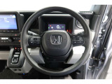 運転中もハンドルでの操作が可能です。特に高速道路等の目が離せない運転時には、便利さだけでなく、安全性も兼ね備えております。