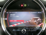 ◆インスツルメントパネルやインテリアトリムなどは、調和しなが洗練された室内を作り上げ、スイッチ類によって、優れた操作性をも実現。ドライバーの視線や動線を考え、人間工学に基づきデザインされています◆