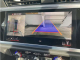 クルマを上空から眺めるような映像と合わせて車両後方の映像を確認できるので夜間駐車も、より安全に駐車する事が可能です。