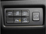 【360&deg;ビュー・モニタースイッチ】低速走行時や駐停車時に車両周辺の状況をセンターディスプレイに表示することで、ドライバーの安全確認を補助してくれます。