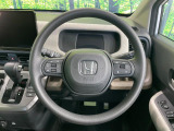 インテリアに合わせたデザインのステアリングは、運転される方のことも考え、運転しやすい形状、大きさです。是非一度、実際に触ってお確かめください。