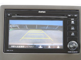 ★バックカメラ★ 初心者の方や運転に自信のない方でも安心して車庫入れができるリバース連動リアカメラが装着されています。狭い駐車場はもちろん、雨の日や夜間でもストレスなく運転していただけますよ!