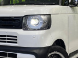 【LEDヘッドライト】悪天候や夜間走行時も良好な視界を確保し安心して運転できる高輝度LEDヘッドライトを装備!点灯速度が早く、消費電力も抑えられています。