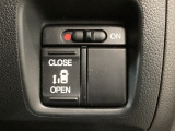 【片側パワースライドドア】片側がパワースライドドアになっており、運転席のスイッチやスマートキーでも開閉が可能です!開口部も広いので乗り降りも楽々♪