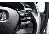 Hondaセンシングの機能のひとつ、アダプティブクルーズコントロール付!アクセルから足を離しても設定したスピードと前車との車間を保ち走行してくれます!車線維持もアシスト☆高速道路で疲労軽減ですね☆