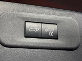 【パワーバックドア】スマートキーや運転席のボタンを押すだけでリアゲートが自動で開閉します!荷物を持っている時や、高い位置にあるバックドアを閉める際に便利な機能です♪