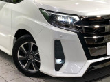 【LEDヘッドライト】悪天候や夜間走行時も良好な視界を確保し安心して運転できる高輝度LEDヘッドライトを装備!点灯速度が早く、消費電力も抑えられています。