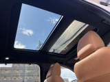 車内に明るい光を取り入れたり、換気にも使ってもらえる、サンルーフを装備しています。