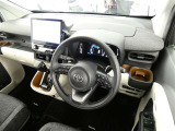 見通しのよいすっきりとした視界で、誰でも運転しやすいです。運転のしやすさは疲れにくさにも繋がりますよ♪