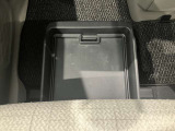 助手席下にも収納スペースあります☆コンパクトなのにたくさん収納があって助かります☆車検証を入れてる方も多い収納スペースです☆