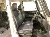 女性でも運転がしやすいように、シートの高さ調整機能(シートリフター)がついています。運転席と助手席の間が空いている為、助手席側への移動がスムーズです。交通量の多い道でも助手席側から乗り降りができます。