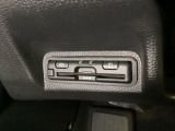 ハンドルの左下にETCがついています。高速道路の料金所の通過も楽々です!。 カードの取り出しもしやすい場所についています。