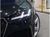●Audiが最初に採用したLEDポジショニングランプ。シャープなラインで昼間でも点けていたいと思うほど上品でオシャレです。夜間走行時はさらに目立ちます!
