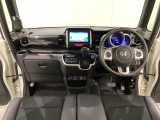 車内は光触媒抗菌消臭施工済です。スタイリッシュなデザインでスポーティなインパネ周りを演出します。グローブボックスやカップホルダーのほかにトレーなどたくさんの収納スペースが付いています。