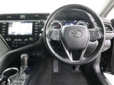 直感的に操作しやすい運転席になっています!ヘッドアップディスプレイもついており、視線を逸らすことなく運転することができます!