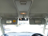 運転席にサンバイザー裏にはバニティミラーが備わっていますので、車の外に出る前にパパッと身だしなみをチェックすることができて便利ですよ♪