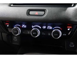運転席と助手席の温度設定の変更が可能な左右独立タイプのデュアルエアコンです♪♪♪暑がりな人・寒がりな人も誰もが車内を快適にお過ごしいただけます♪♪♪