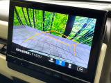 【バックカメラ】駐車時に後方がリアルタイム映像で確認できます。大型商業施設や立体駐車場での駐車時や、夜間のバック時に大活躍!運転スキルに関わらず、今や必須となった装備のひとつです!
