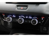 運転席と助手席の温度設定の変更が可能な左右独立タイプのデュアルエアコンです♪♪♪暑がりな人・寒がりな人も誰もが車内を快適にお過ごしいただけます♪♪♪