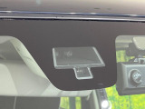 【スズキ デュアルカメラブレーキサポート】走行中に前方の車両等を認識し、衝突しそうな時は警報とブレーキで衝突回避と被害軽減をアシスト。より安全にドライブをお楽しみいただけます。