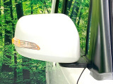 【電動格納ミラー】サイドミラーは電動格納式となっており、狭い駐車場でもキズがつくリスクを抑えられます。