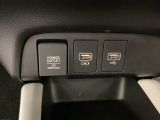 アクセサリーソケットはUSBのアダプターなどをつければ、スマホの充電にも使えます。横にはナビゲーション用の外部入力やスマートフォンなどの充電可能なUSB端子が1個ずつついています。