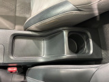 運転席、助手席間にはカップホルダーがあります。