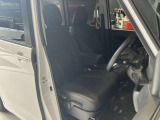 運転席、助手席です。座面も広くゆったりと座れてアームレストも付いているので重宝します。