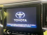 【メーカー純正9型ナビ】インテリアに溶け込むスタイリッシュな「専用設計」メーカーナビを装備♪視認性や操作性など基本性能にも優れ、より上質なカーライフをお楽しみいただけます。